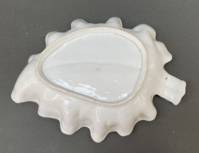 Lot de cinq plats, coupes, jattes en porcelaine...