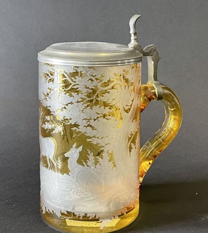 Chope en verre doublé jaune à décor de cervidé,...