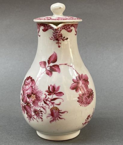 Petite verseuse balustre à décor de fleurs...