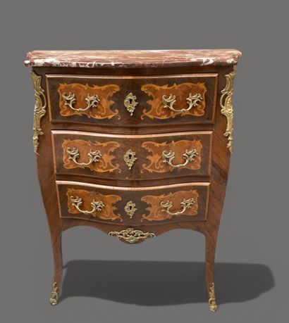Petite commode marquetée à façade et côtés...
