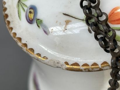 Verseuse de forme balustre en porcelaine...