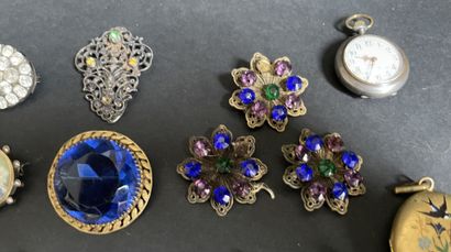 Lot de bijoux fantaisie : broches, bracelet,...
