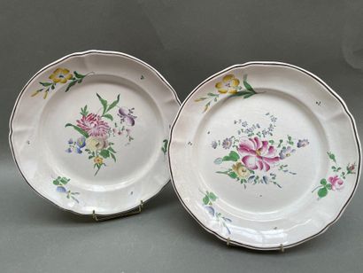 Paire de plats en faïence de l'Est à décor...