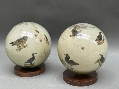 Paire de boules en verre peintes d'oiseaux...