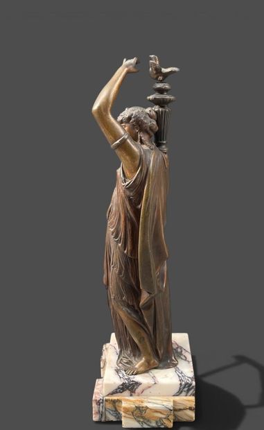 Jeune femme canéphore
Epreuve en bronze de...