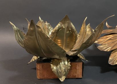 Deux plafonniers en métal doré en forme de...