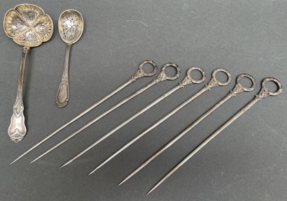 Six piques à brochettes et deux cuillères...