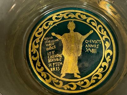 Coupe en verre à décor de personnage à l'antique
6...