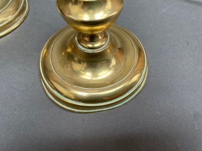 Vase de forme balustre en céramique émaillée...
