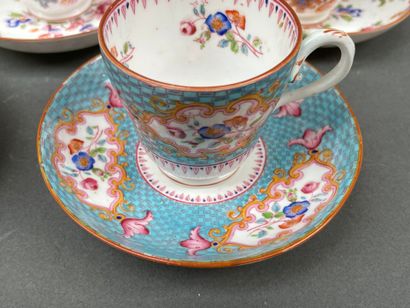 Manufacture de MINTON
Neuf tasses à café...