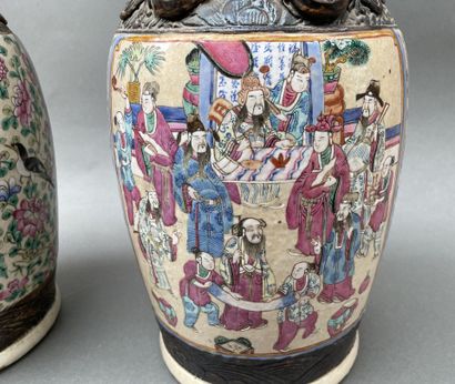 Paire de vases balustres en porcelaine à...
