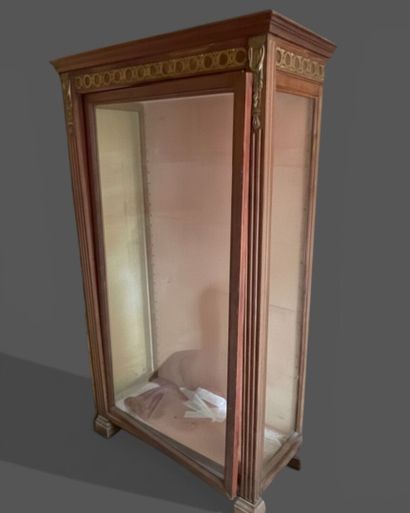 Vitrine en placage d'acajou à parois de verre...