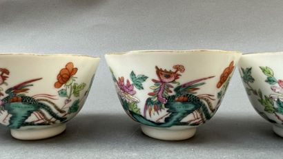 Suite de sept bols en porcelaine à décor...