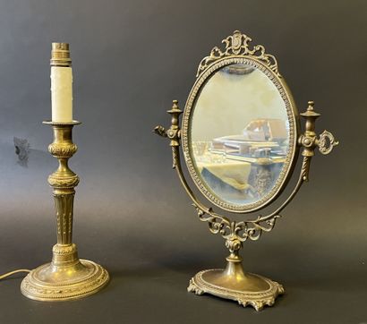 Miroir de table en bronze doré de forme ovale
XXème...