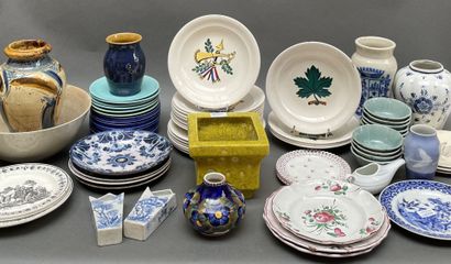 Lot ce céramiques comprenant : assiettes...
