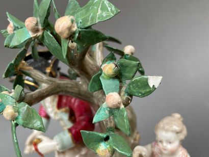 MEISSEN
Scène galante avec un enfant sous...