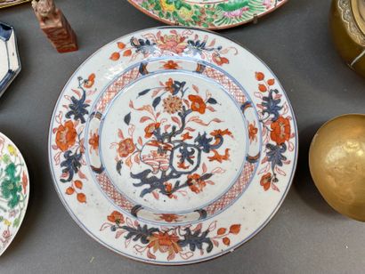 Lot d'extrême-orient dont coupe en porcelaine...