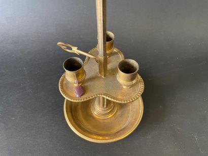 Lampe bouillotte en bronze doré à trois bougeoirs,...