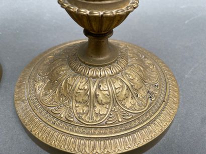 Paire de bougeoirs en bronze doré et ciselé...