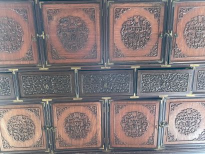 Cabinet en bois exotique à huit porte et...