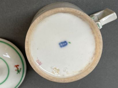 Petit pot à crème couvert en porcelaine à...