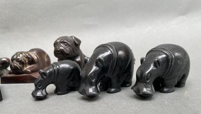 Lot de statuettes comprenant : 
grenouilles,...