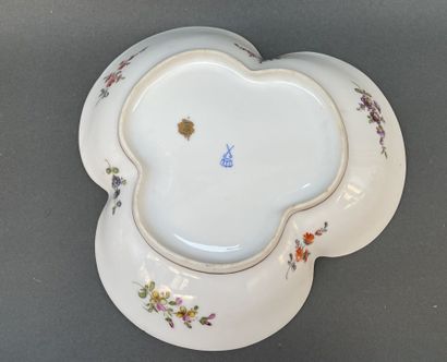 Lot de cinq plats, coupes, jattes en porcelaine...