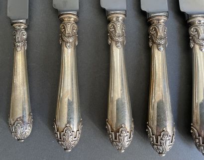 Huit grands couteaux et deux petits couteaux...