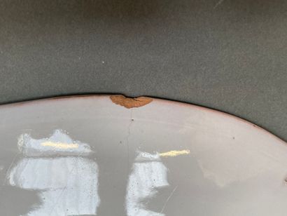 Paire de plats en faïence de l'Est à décor...