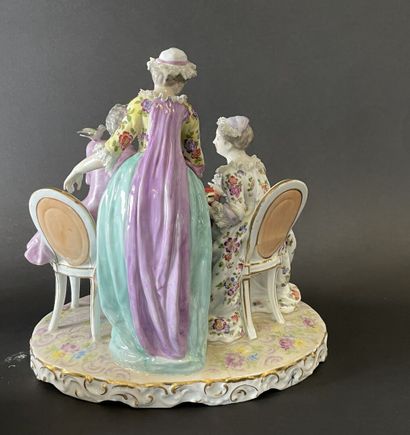 Huit groupes en porcelaine représentant des...