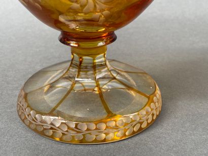 Vase de type Médicis en verre doublé jaune...
