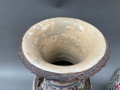 Paire de vases balustres en porcelaine à...