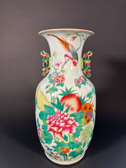 Chine, vers 1900, 
Paire de vases balsutres,...
