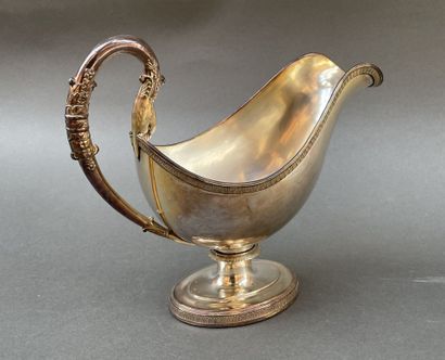 Saucière casque en métal argenté ciselé d'une...