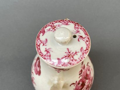 Petite verseuse balustre à décor de fleurs...