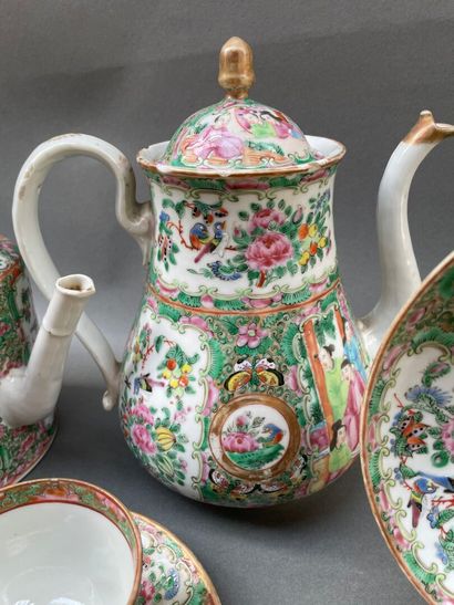 Ensemble en porcelaine de Canton à décor...