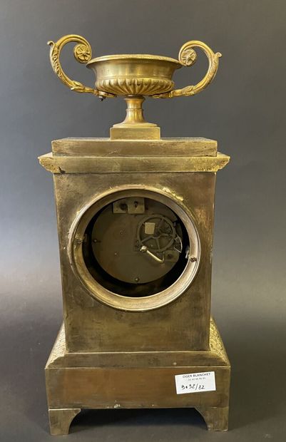 Pendule borne en bronze doré à décor d'amour...