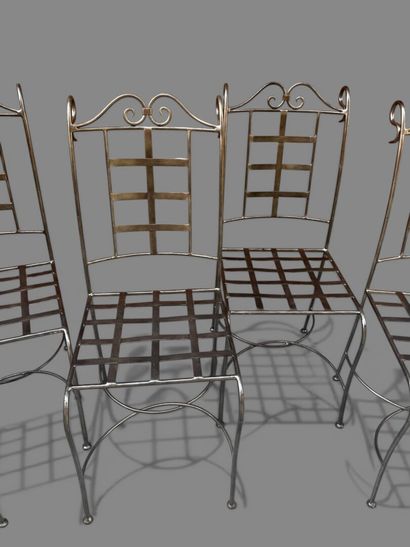 Suite de six chaises en métal tubulaire brossé....