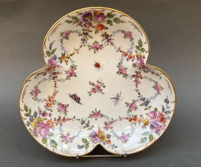 Lot de cinq plats, coupes, jattes en porcelaine...