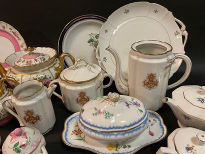 Lot de vaisselle en porcelaine comprenant...