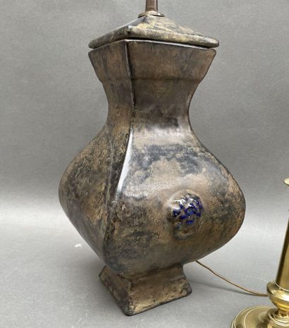 Vase de forme balustre en céramique émaillée...