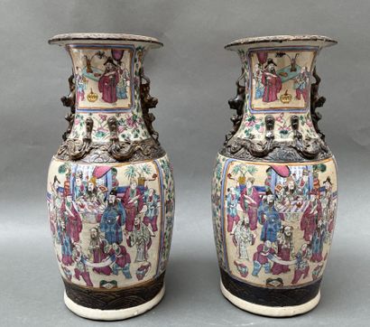 Paire de vases balustres en porcelaine à...