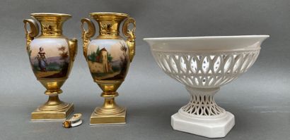 Lot en porcelaine de Paris :
Paire de vases...