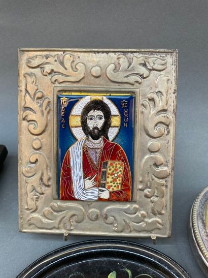 Lot de bibelots divers dont Christ (47 cm),...