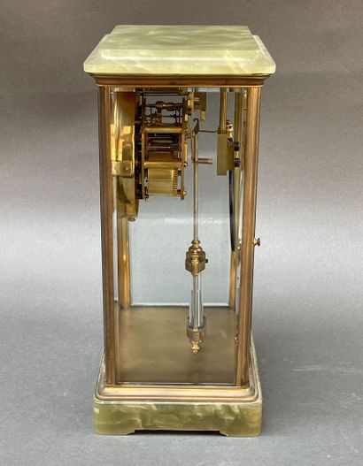 Pendule cage en laiton, le plateau en onyx...
