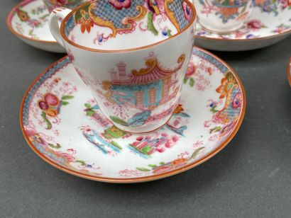 Manufacture de MINTON
Neuf tasses à café...