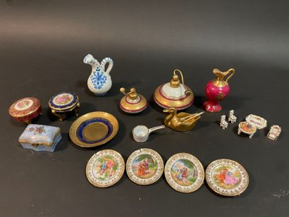 Lot de vaisselle en porcelaine comprenant...