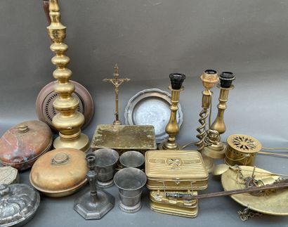 Lot de cuivres et étain : timbales, bassinoire,...