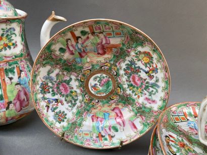 Ensemble en porcelaine de Canton à décor...