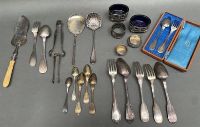 Lot en argent comprenant : 
- Cuillère à...